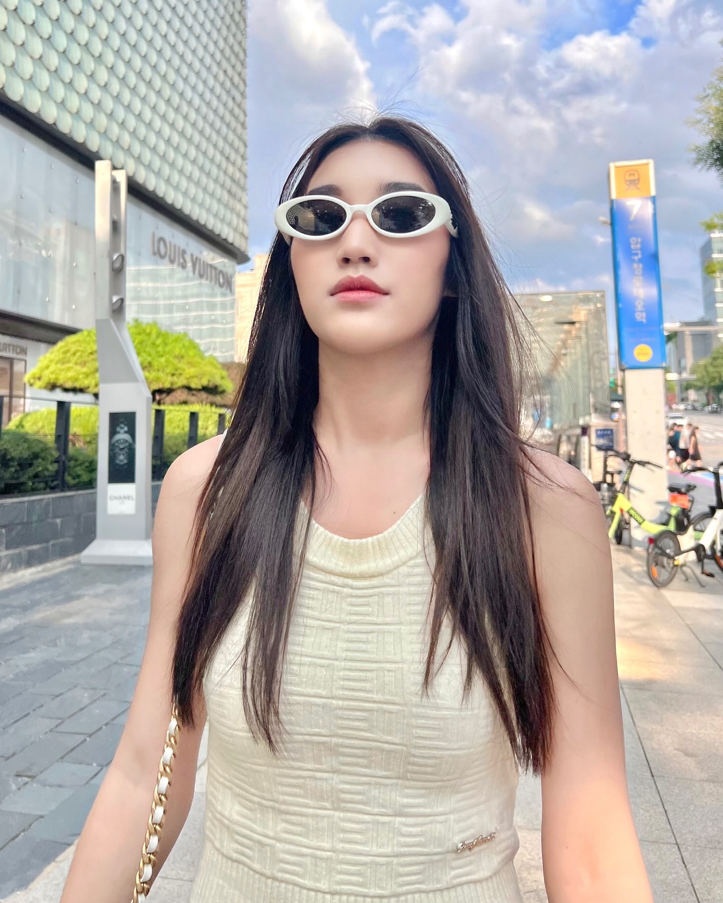 เบส - รักษ์วนีย์ คำสิงห์