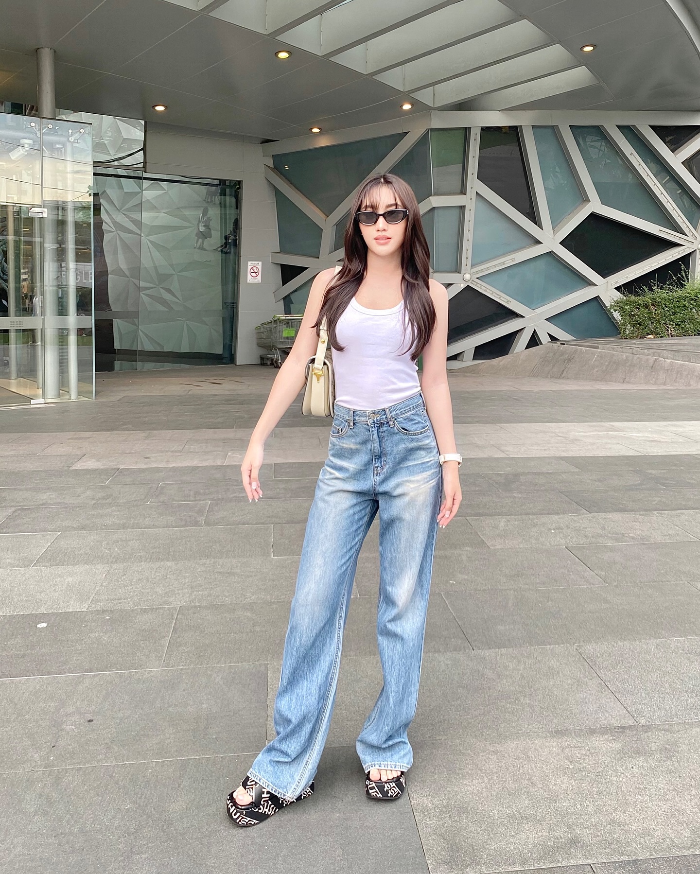 เบส - รักษ์วนีย์ คำสิงห์