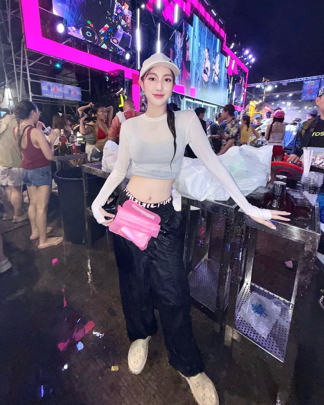เบส - รักษ์วนีย์ คำสิงห์