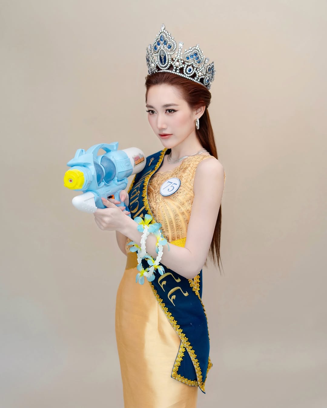 เบส - รักษ์วนีย์ คำสิงห์