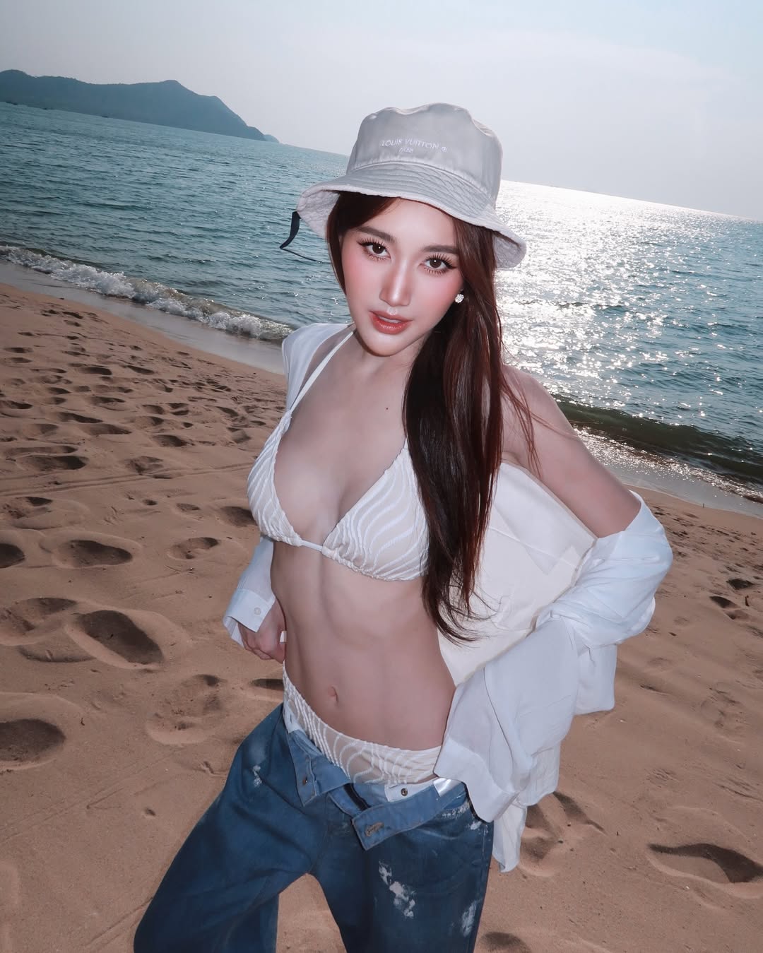 เบส - รักษ์วนีย์ คำสิงห์