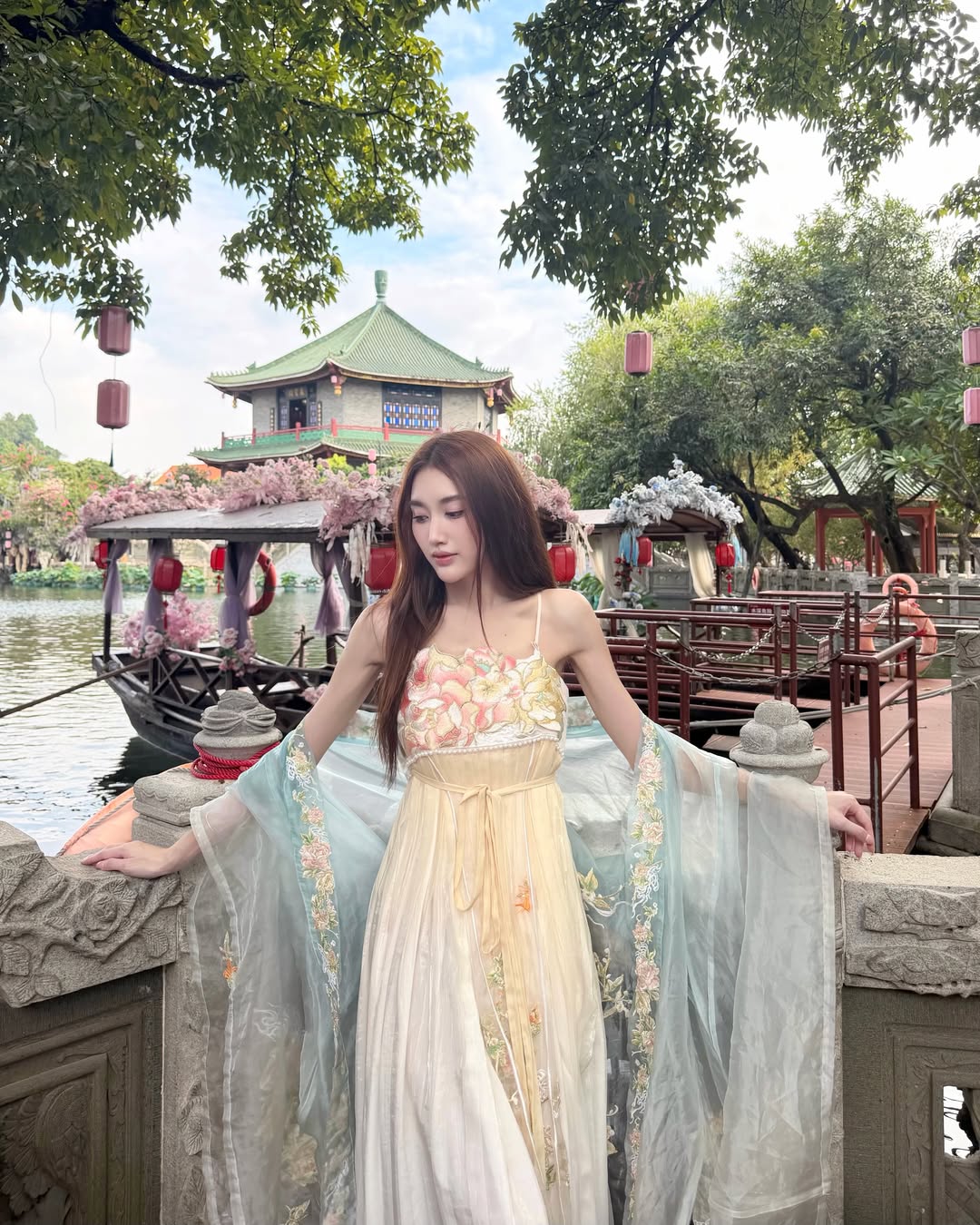 เบส - รักษ์วนีย์ คำสิงห์