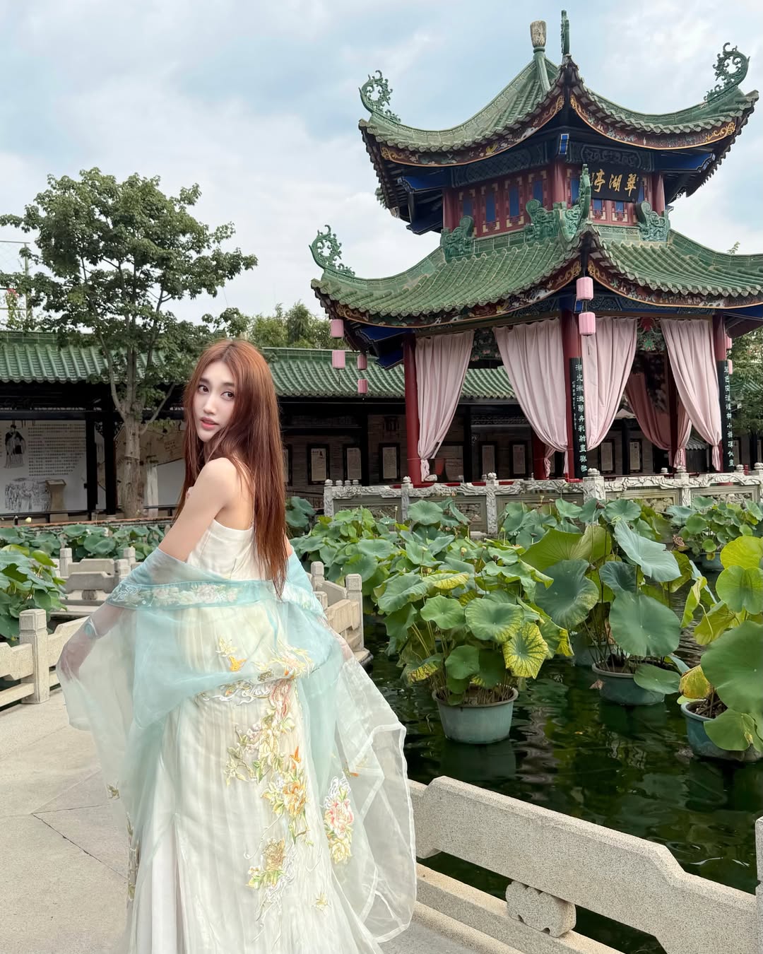 เบส - รักษ์วนีย์ คำสิงห์