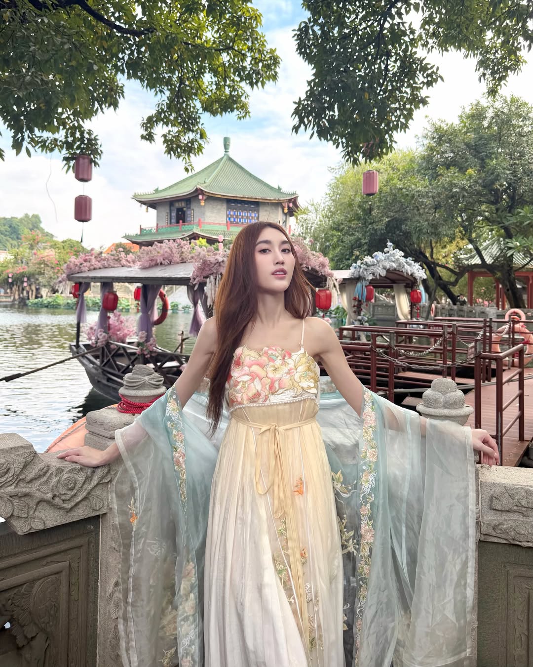 เบส - รักษ์วนีย์ คำสิงห์