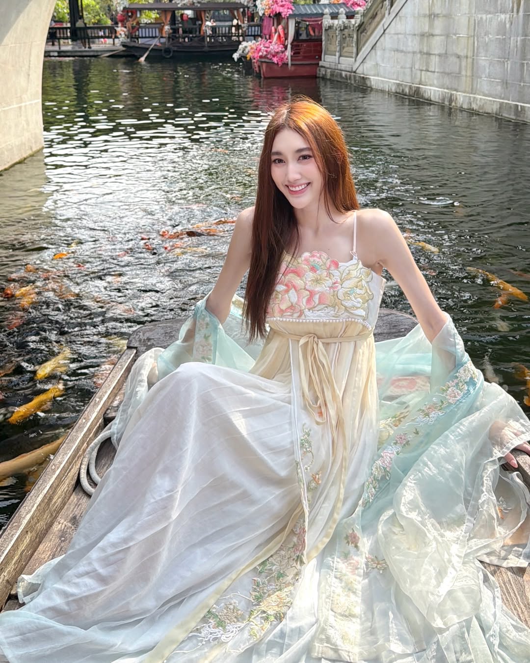 เบส - รักษ์วนีย์ คำสิงห์