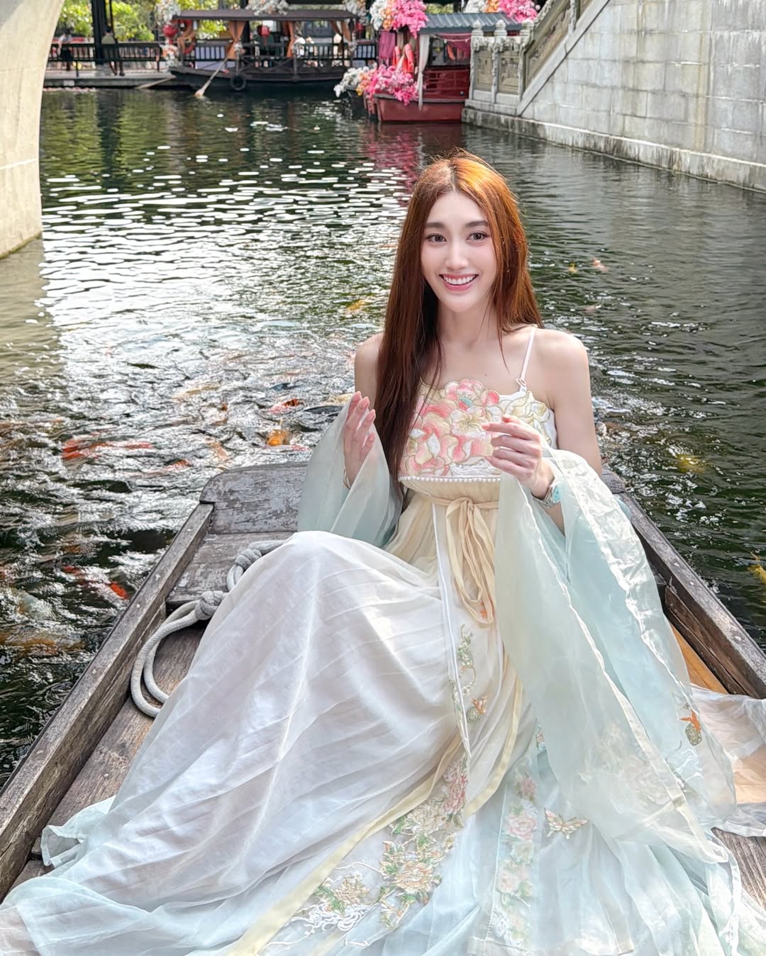 เบส - รักษ์วนีย์ คำสิงห์