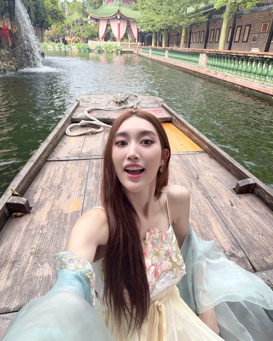 เบส - รักษ์วนีย์ คำสิงห์