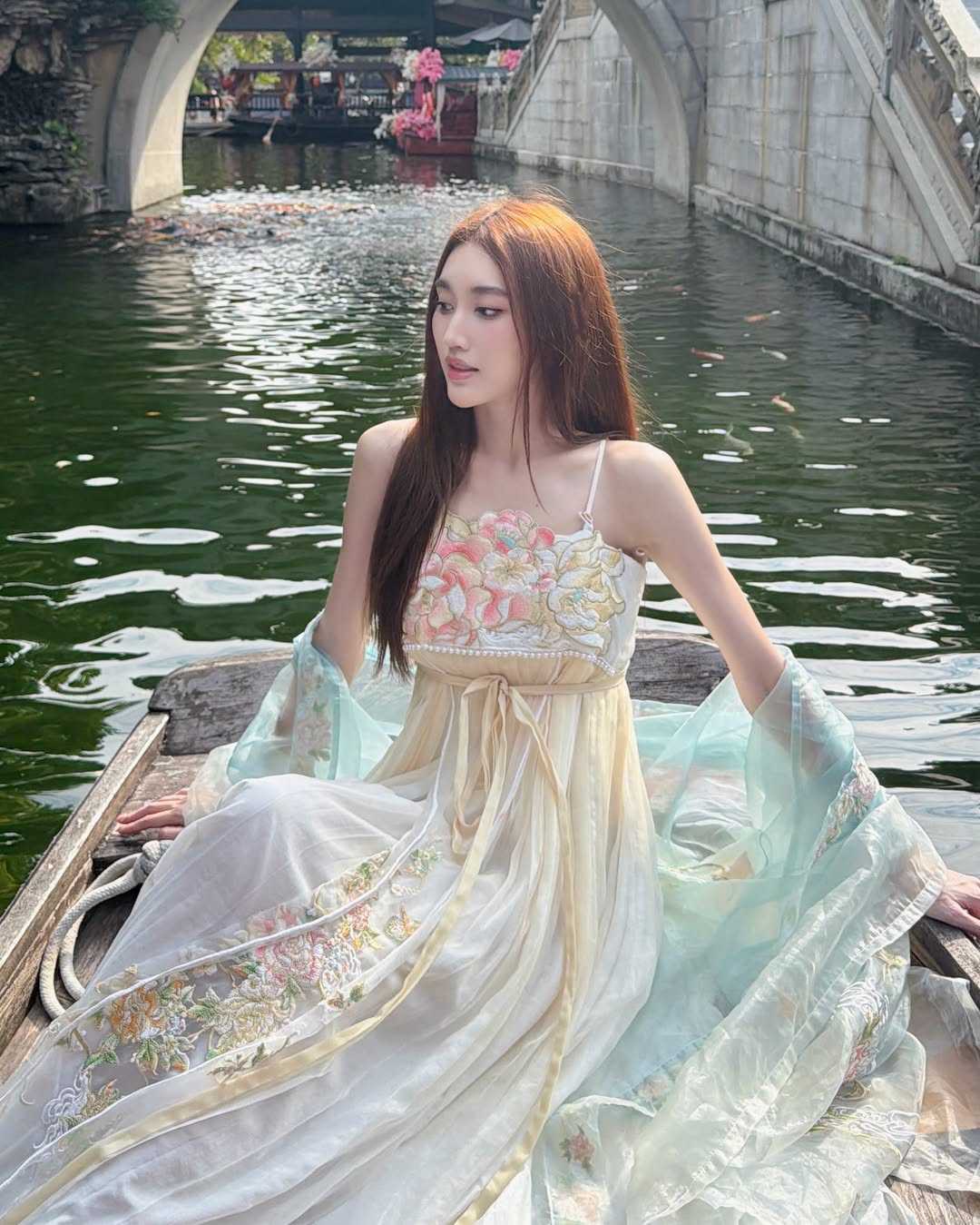 เบส - รักษ์วนีย์ คำสิงห์