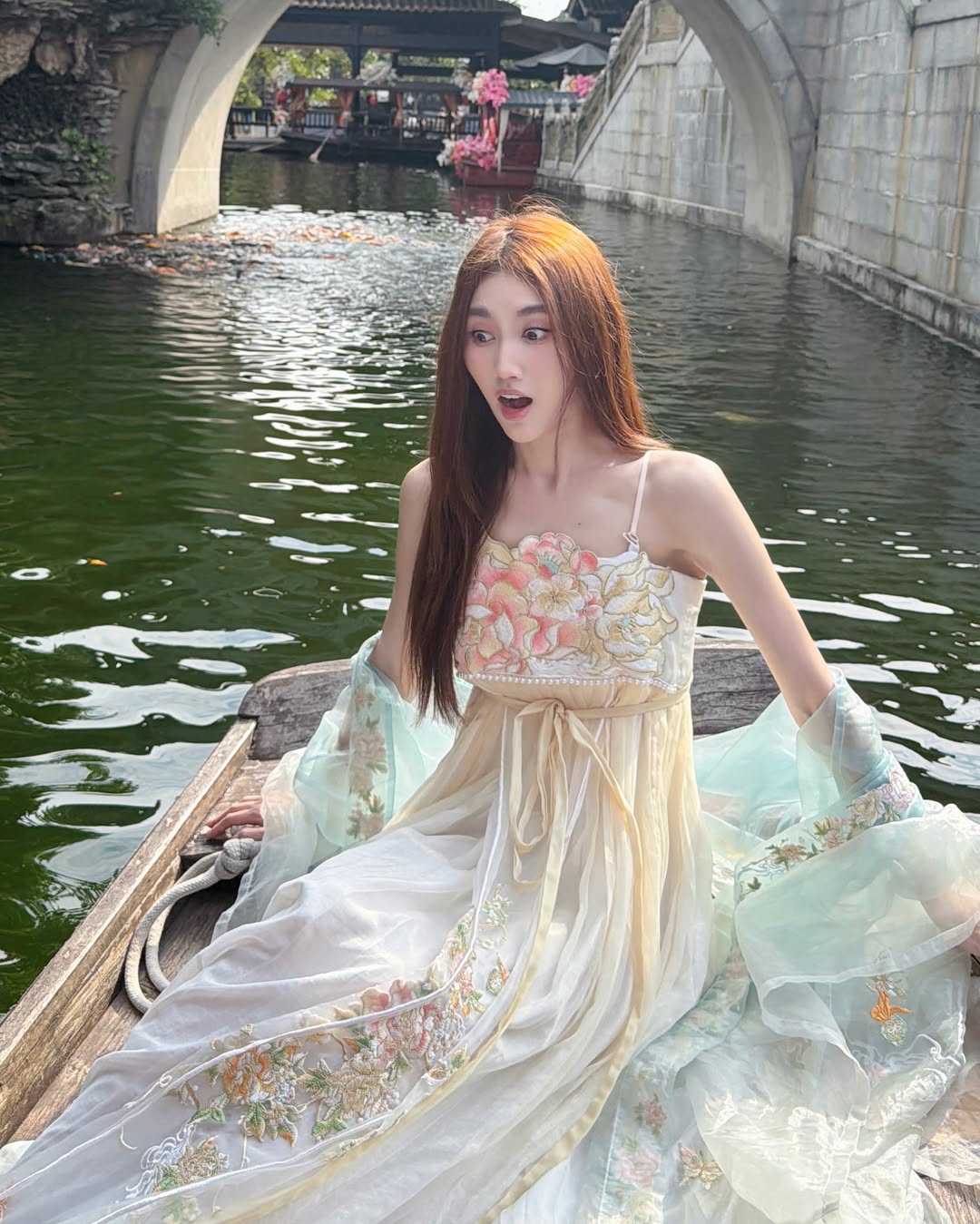 เบส - รักษ์วนีย์ คำสิงห์