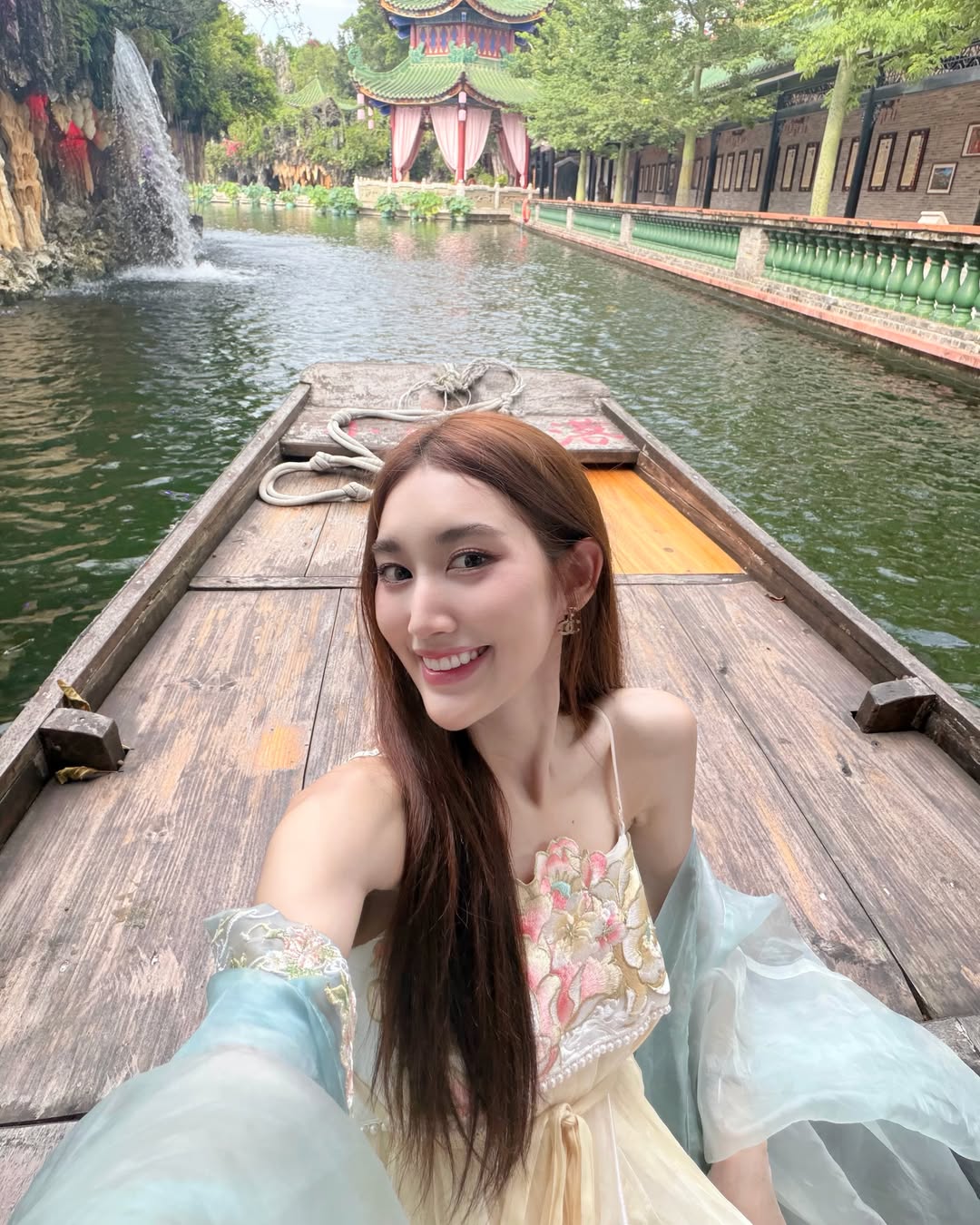 เบส - รักษ์วนีย์ คำสิงห์