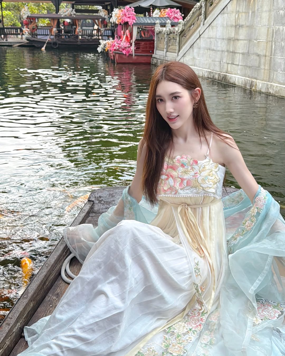 เบส - รักษ์วนีย์ คำสิงห์