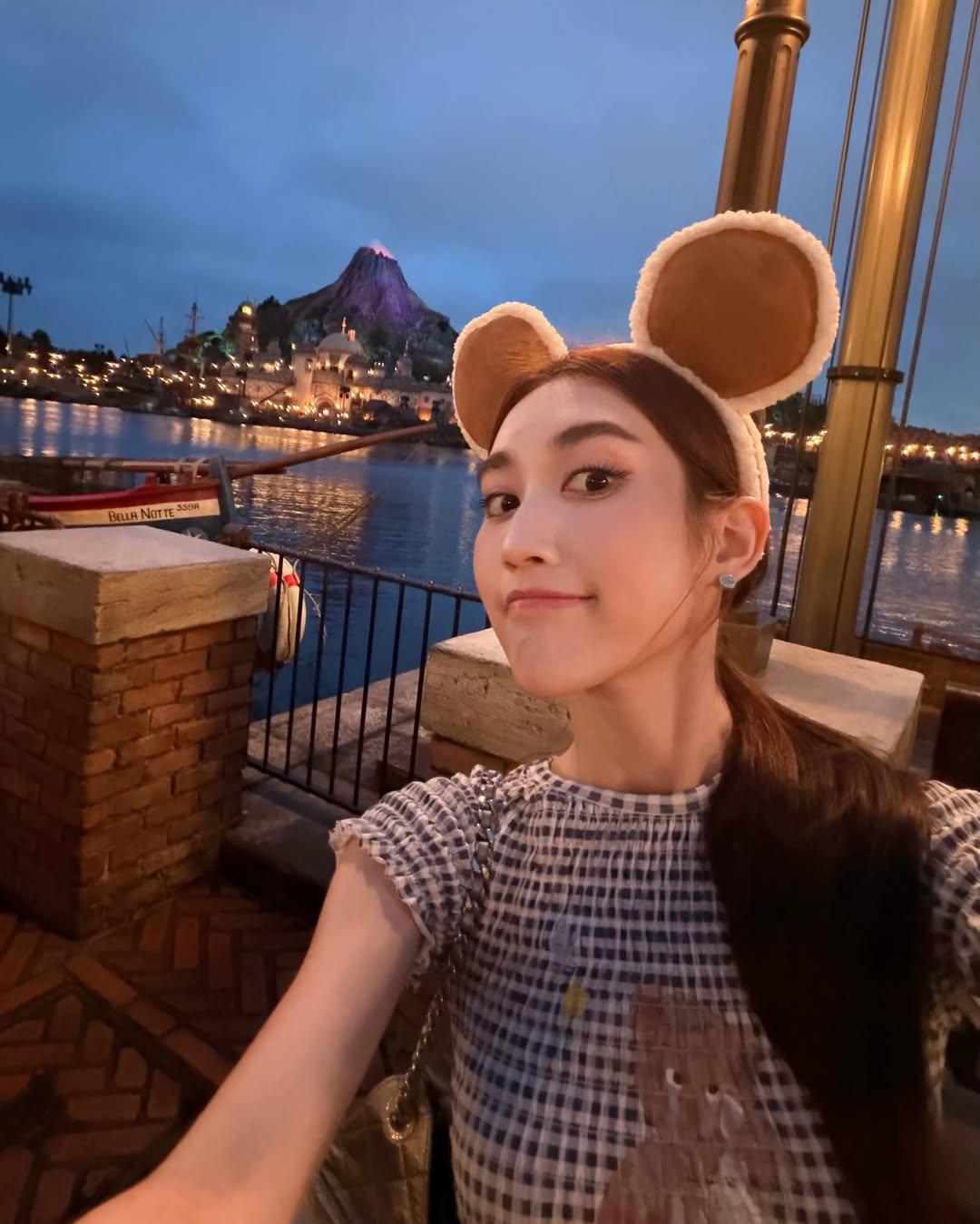 เบส - รักษ์วนีย์ คำสิงห์
