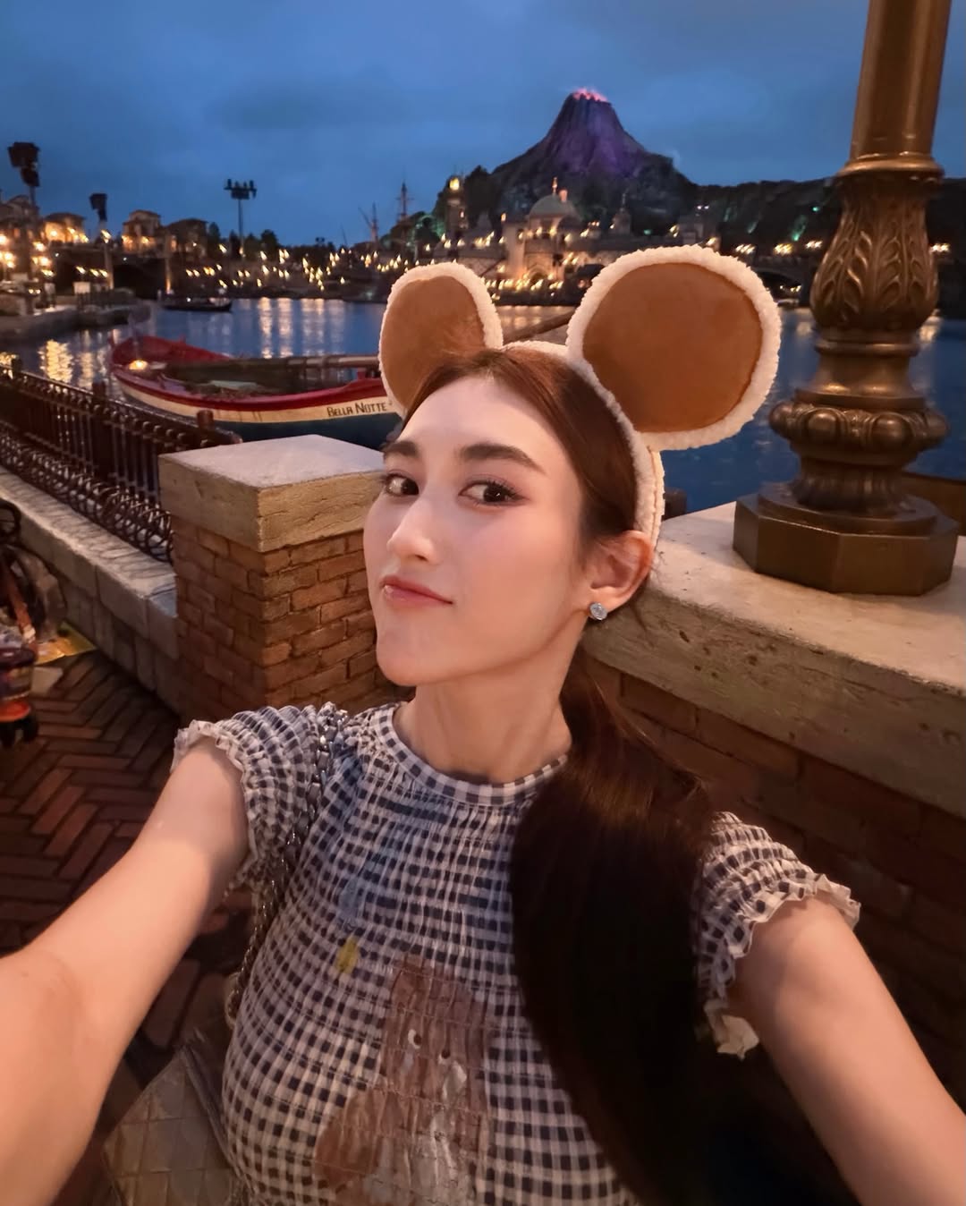 เบส - รักษ์วนีย์ คำสิงห์