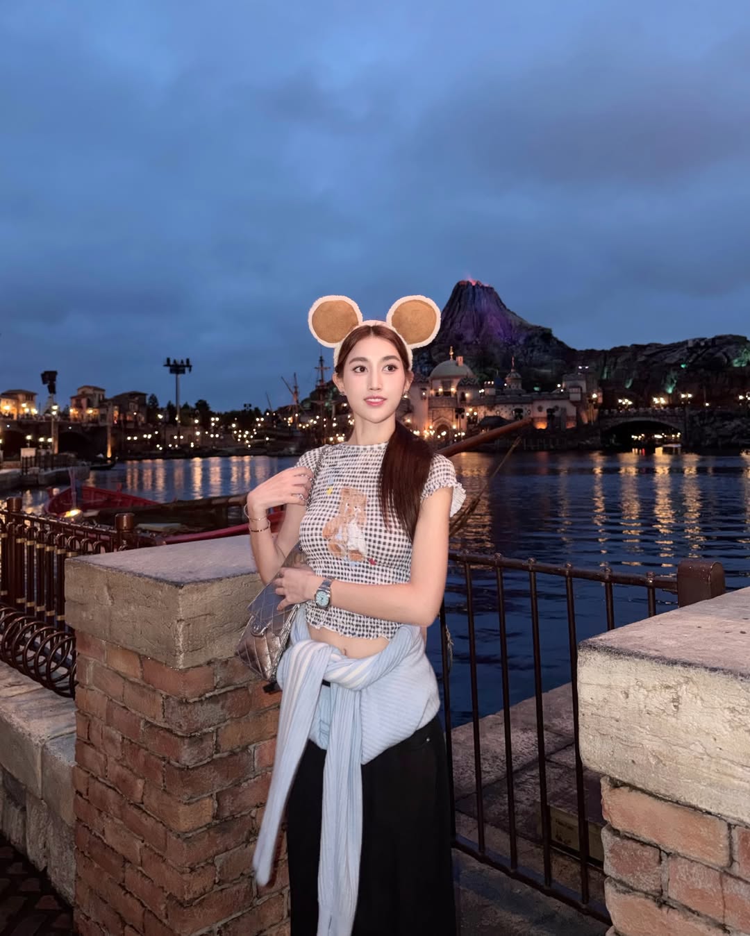 เบส - รักษ์วนีย์ คำสิงห์