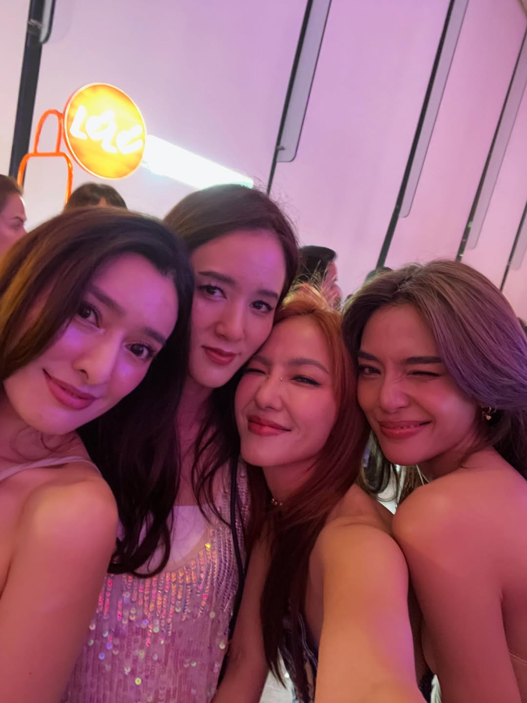 มิ้น - มิณฑิตา วัฒนกุล