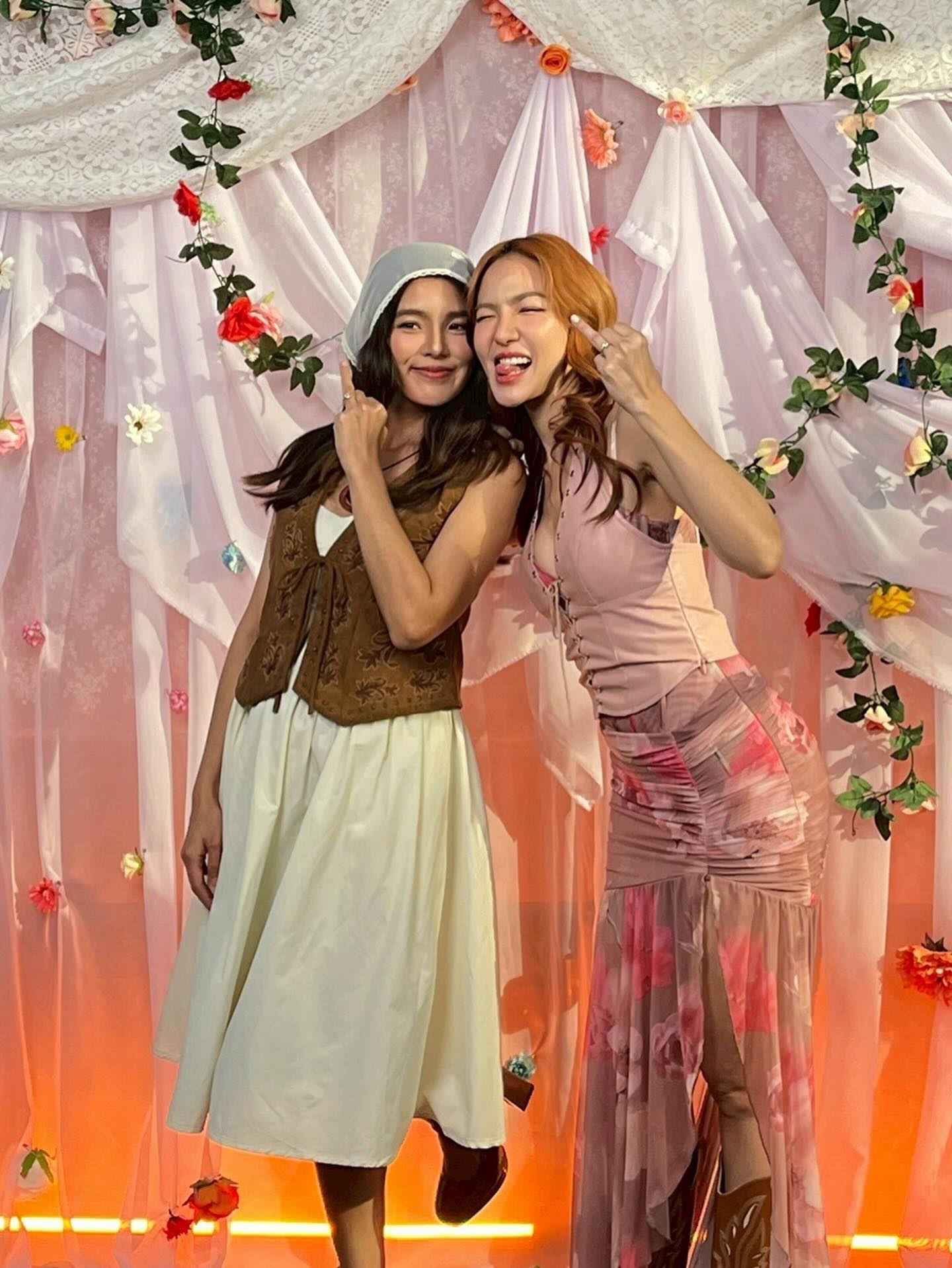 มิ้น - มิณฑิตา วัฒนกุล