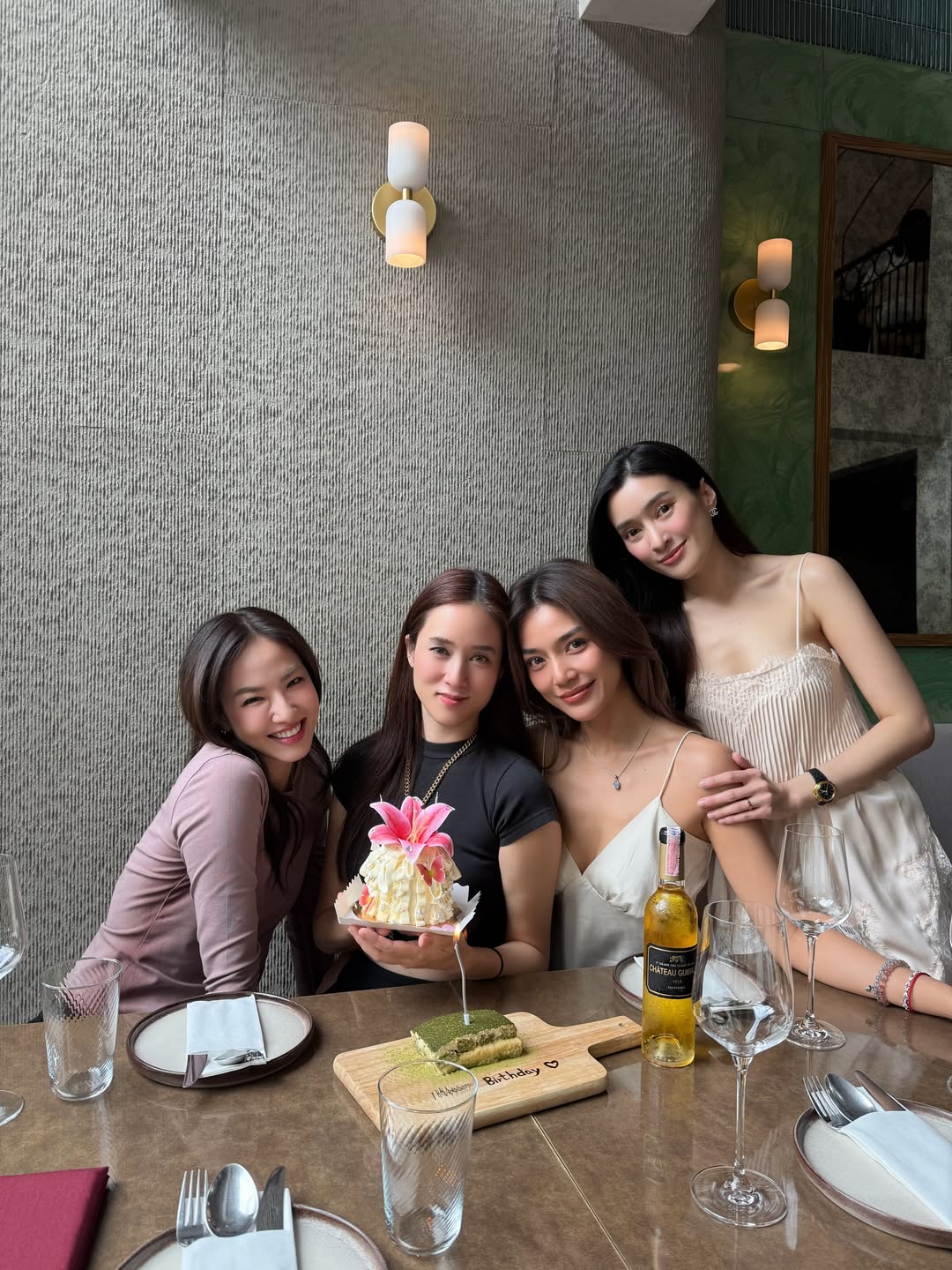 มิ้น - มิณฑิตา วัฒนกุล
