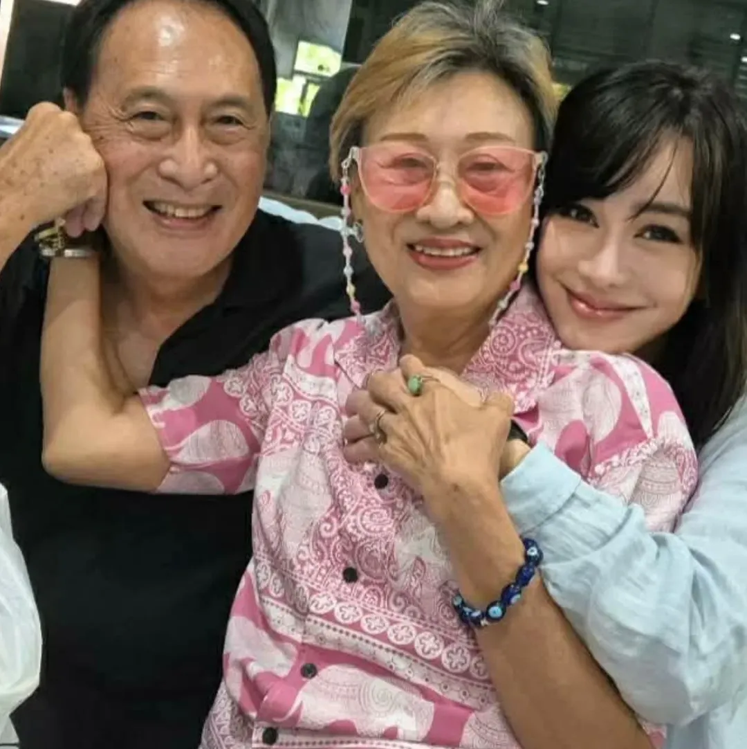 นิกกี้ - นิโคล เทริโอ