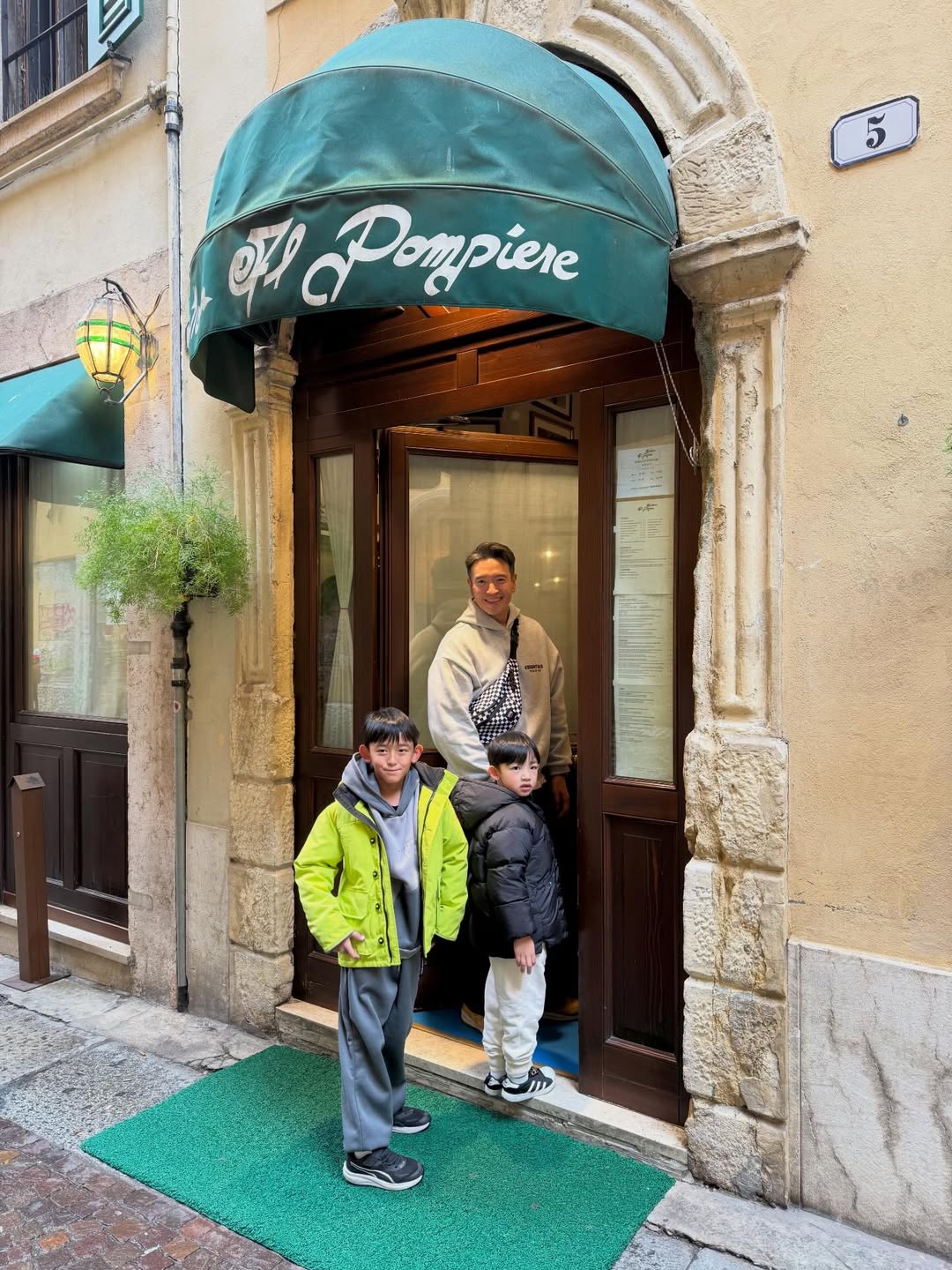 ชาย - ชาตโยดม หิรัญยัษฐิติ