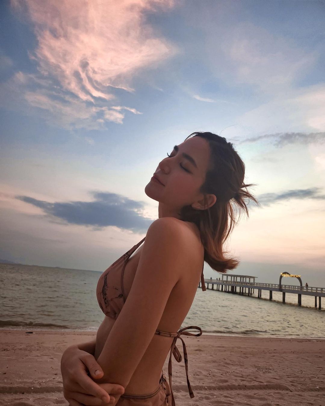 พลอย - ชิดจันทร์ ห่ง