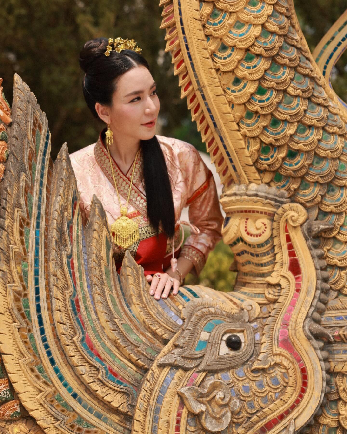 พลอย - ชิดจันทร์ ห่ง