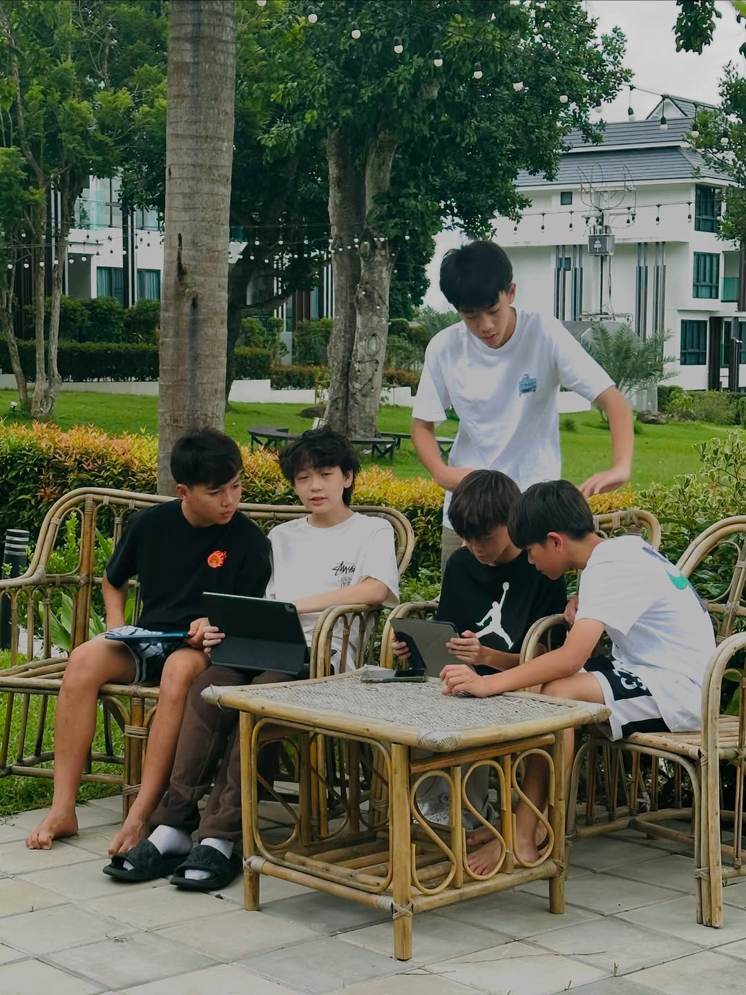 พลอย - ชิดจันทร์ ห่ง