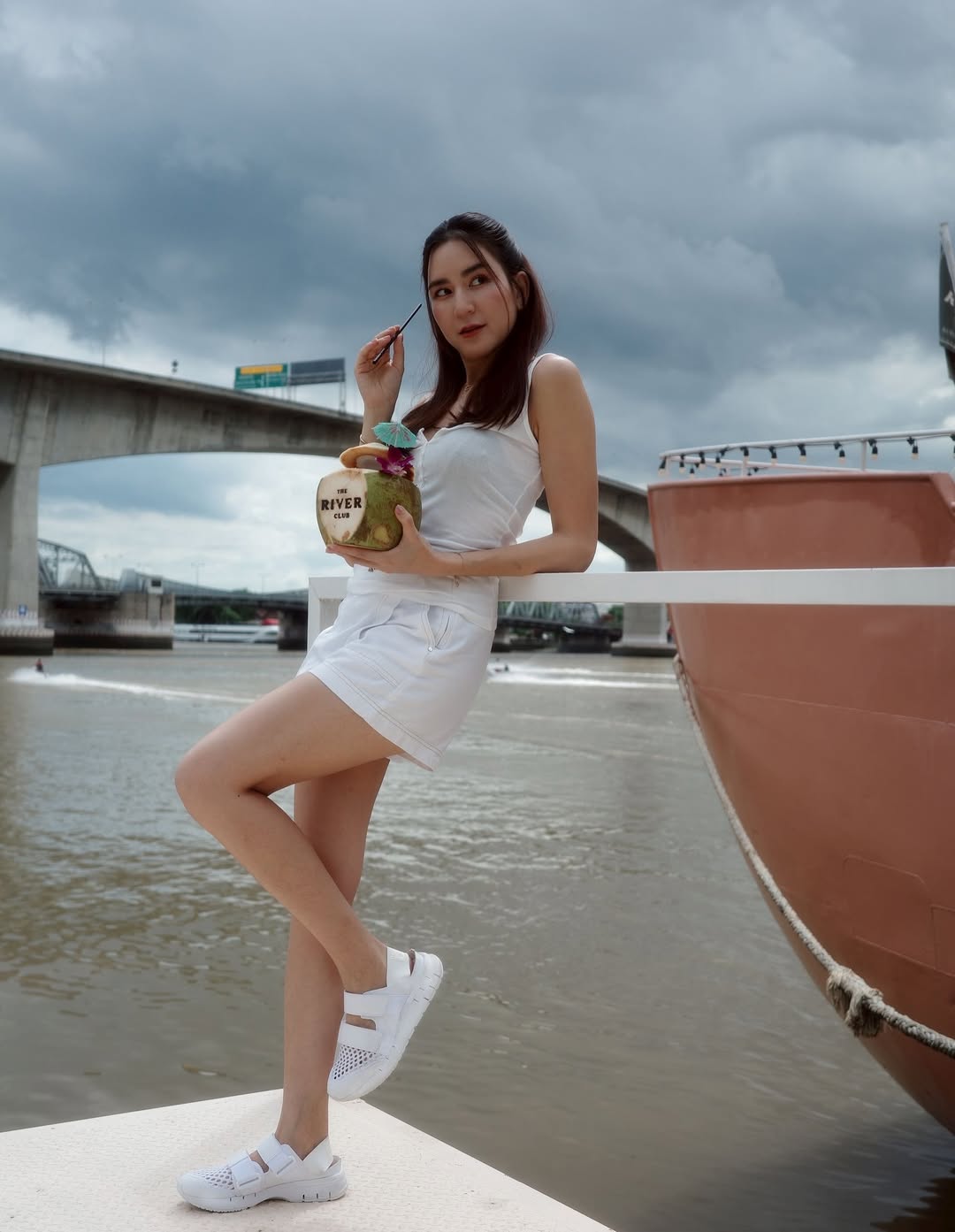 พลอย - ชิดจันทร์ ห่ง