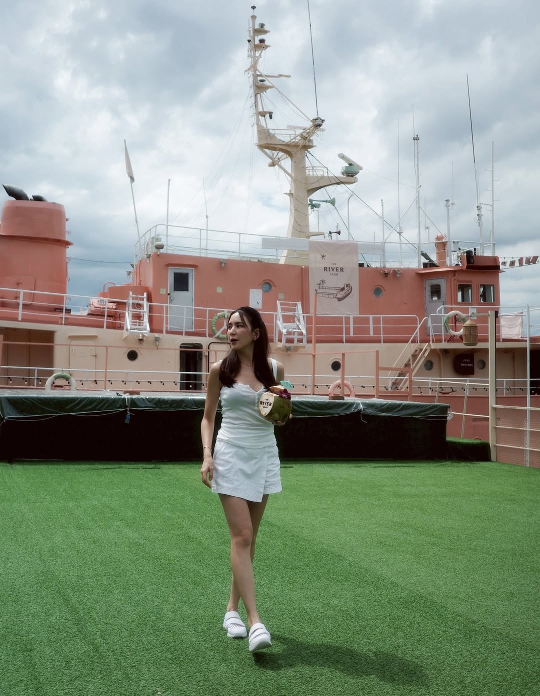 พลอย - ชิดจันทร์ ห่ง