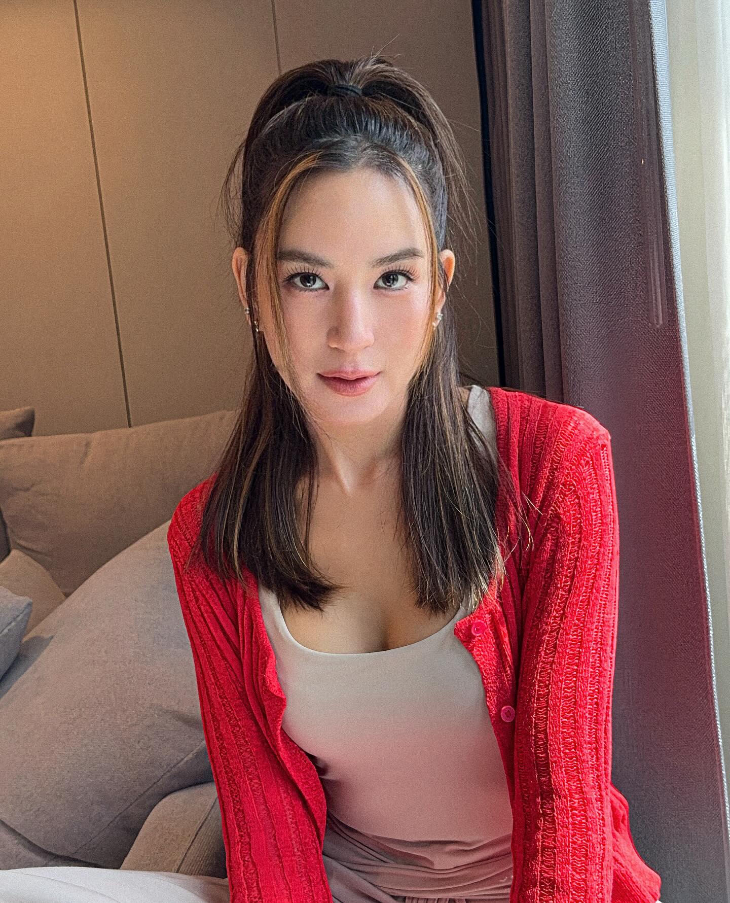 พลอย - ชิดจันทร์ ห่ง