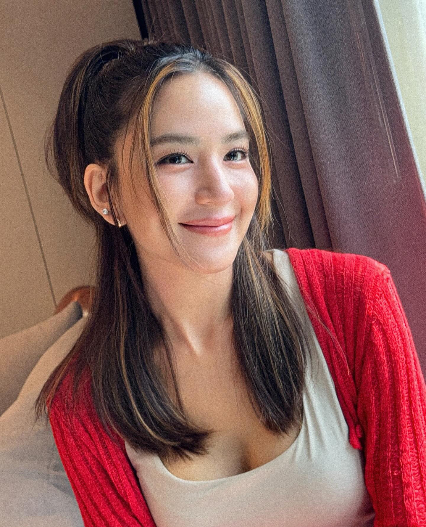 พลอย - ชิดจันทร์ ห่ง