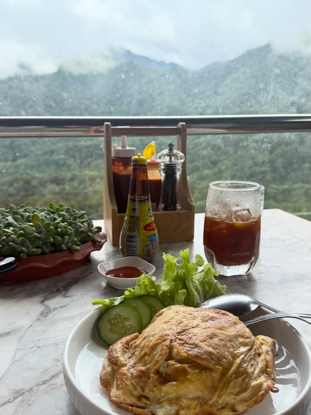 พลอย - ชิดจันทร์ ห่ง