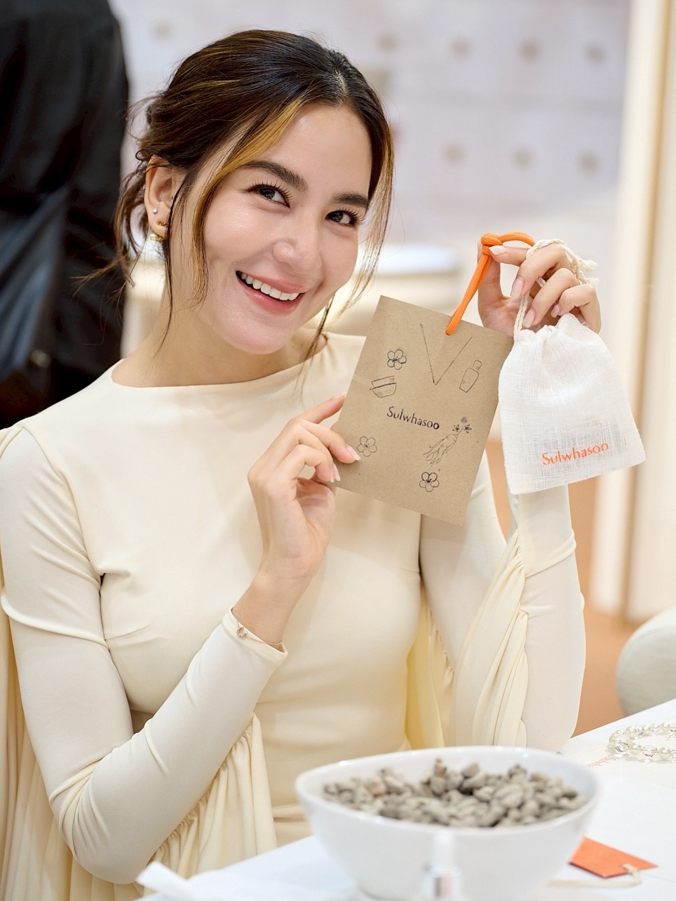 พลอย - ชิดจันทร์ ห่ง