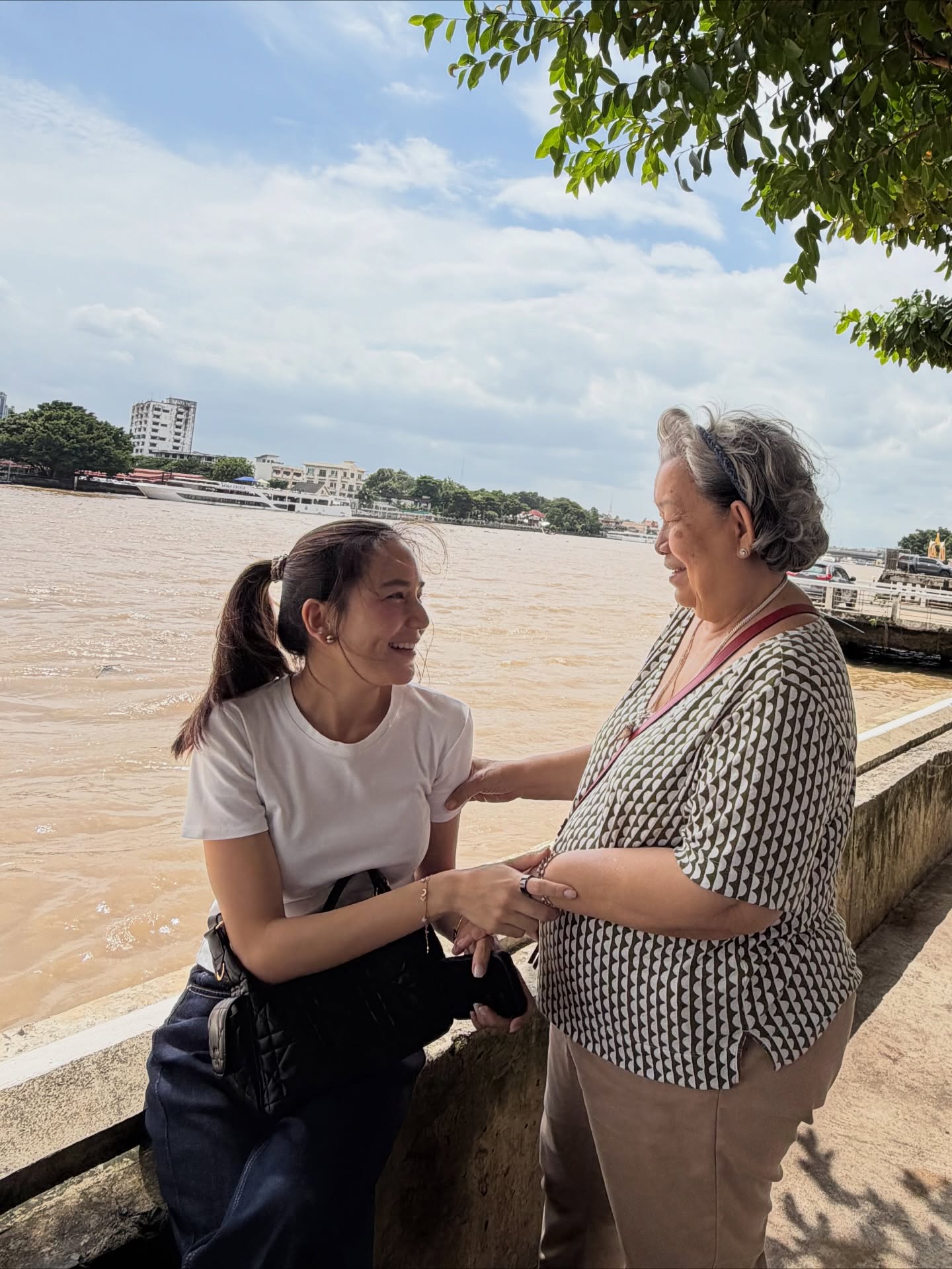พลอย - ชิดจันทร์ ห่ง