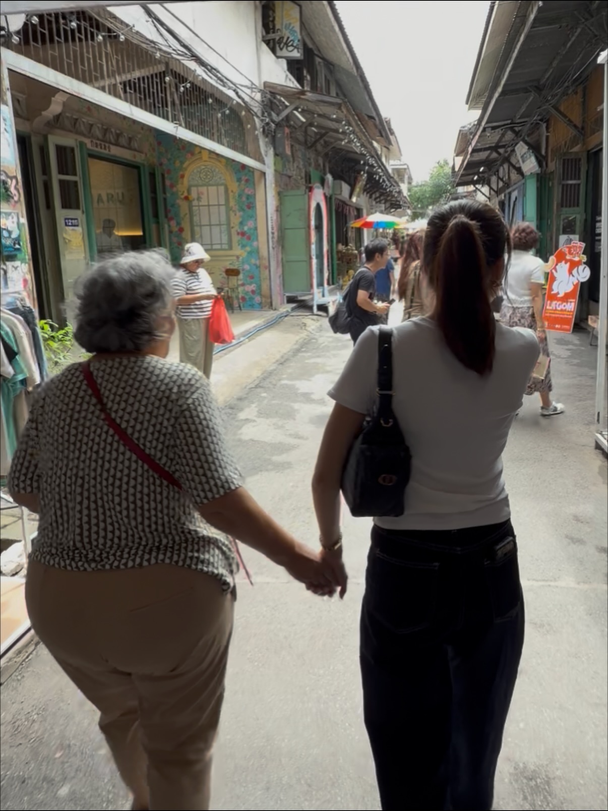 พลอย - ชิดจันทร์ ห่ง