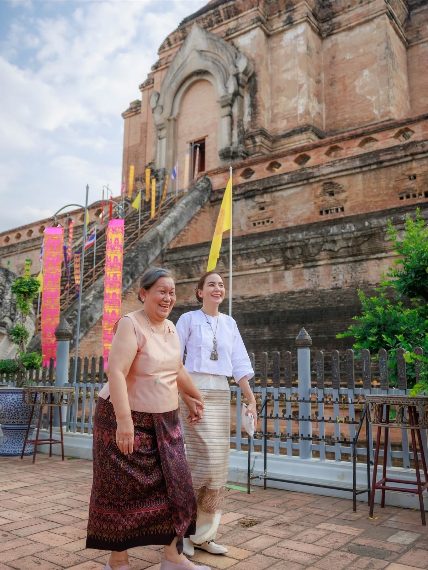 พลอย - ชิดจันทร์ ห่ง