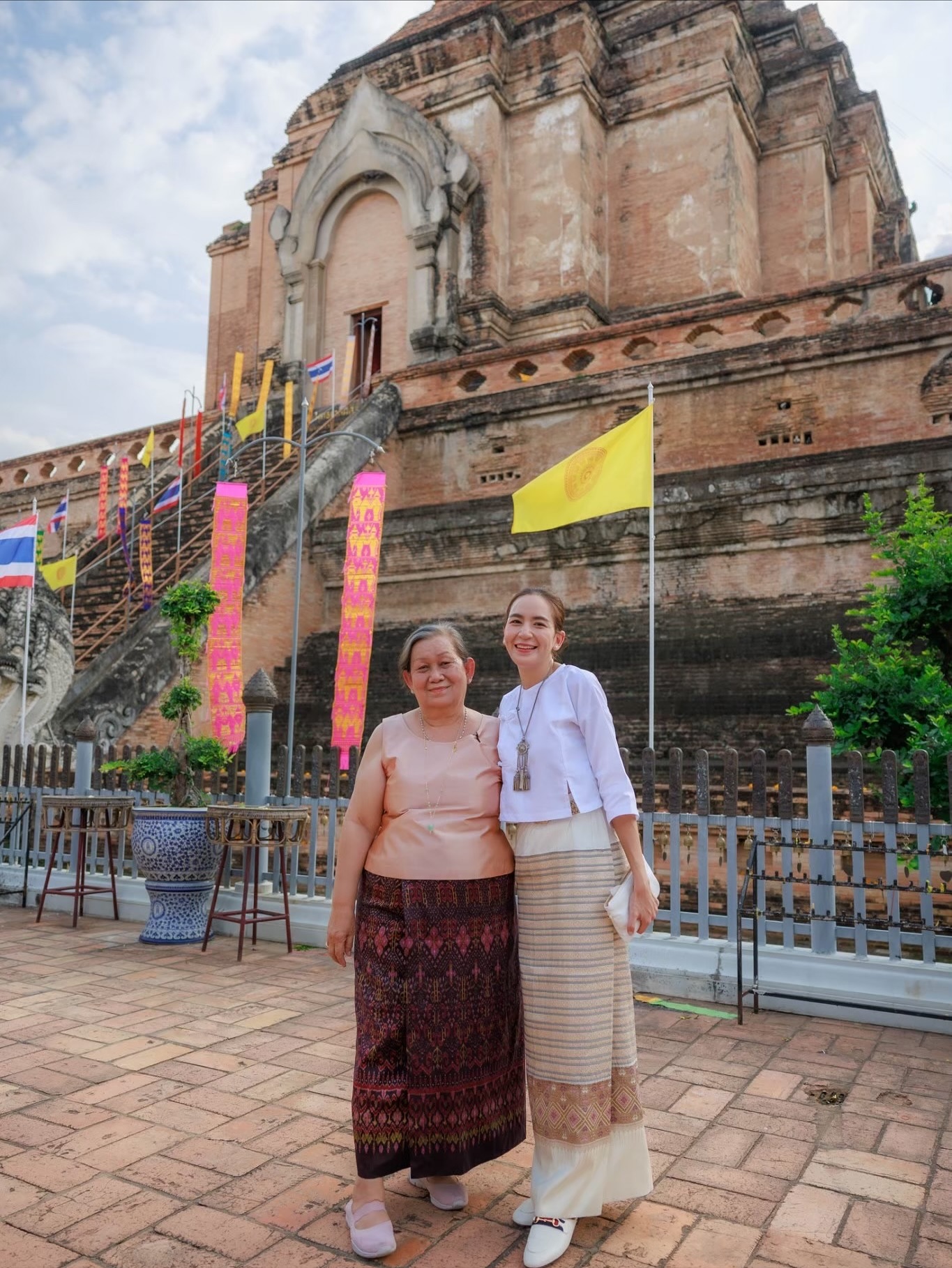 พลอย - ชิดจันทร์ ห่ง