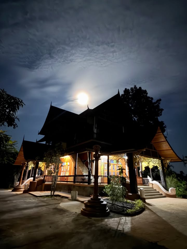 พลอย - ชิดจันทร์ ห่ง