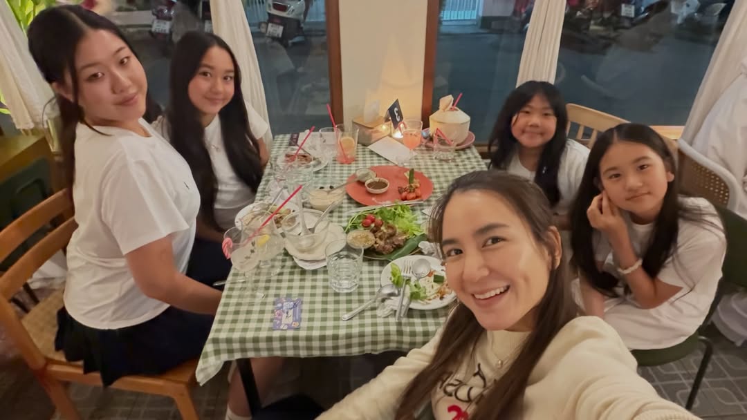 พลอย - ชิดจันทร์ ห่ง