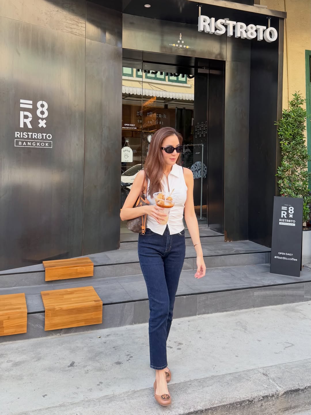 พลอย - ชิดจันทร์ ห่ง