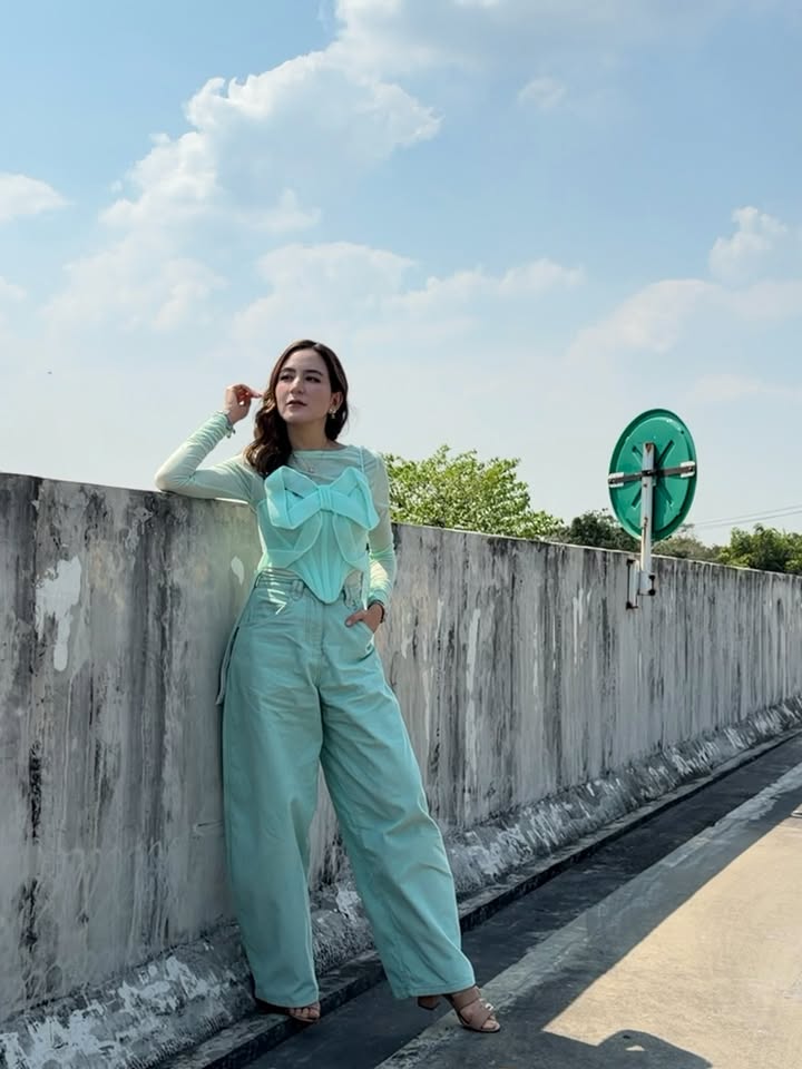 พลอย - ชิดจันทร์ ห่ง