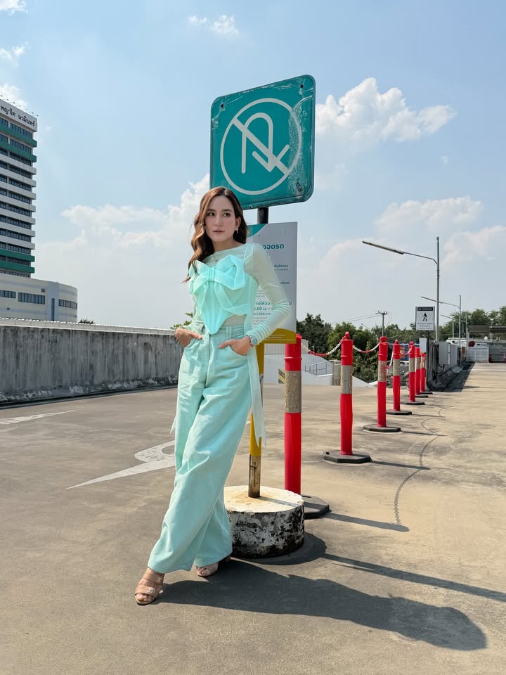 พลอย - ชิดจันทร์ ห่ง