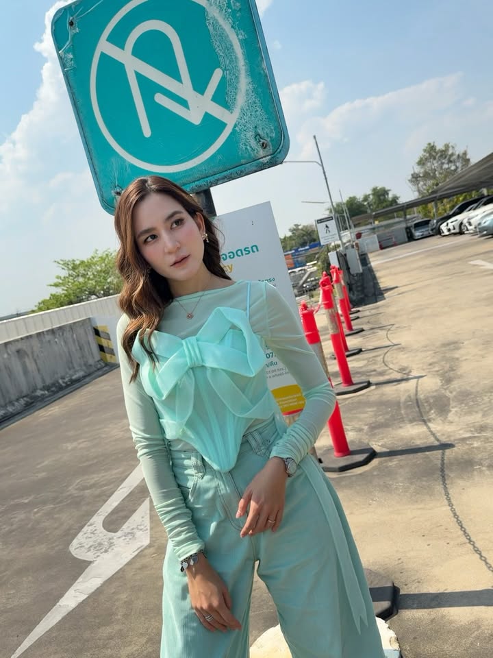 พลอย - ชิดจันทร์ ห่ง