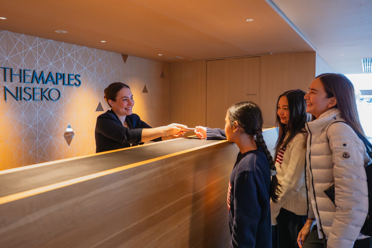 พลอย - ชิดจันทร์ ห่ง