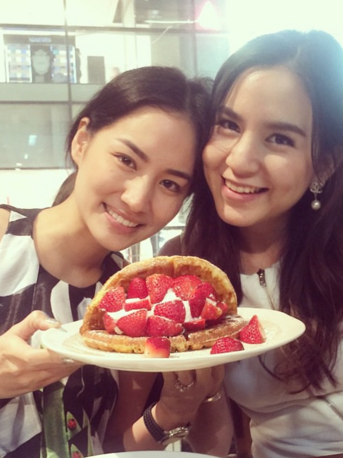 พลอย - ชิดจันทร์ ห่ง