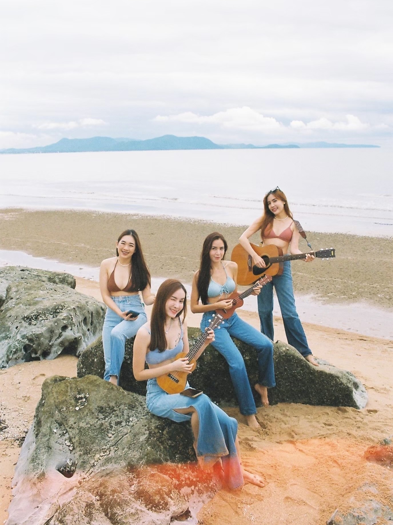 พลอย - ชิดจันทร์ ห่ง