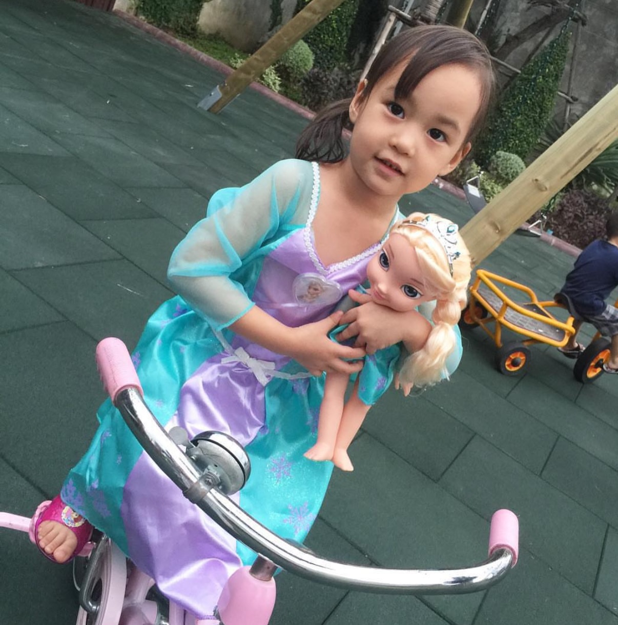 พลอย - ชิดจันทร์ ห่ง