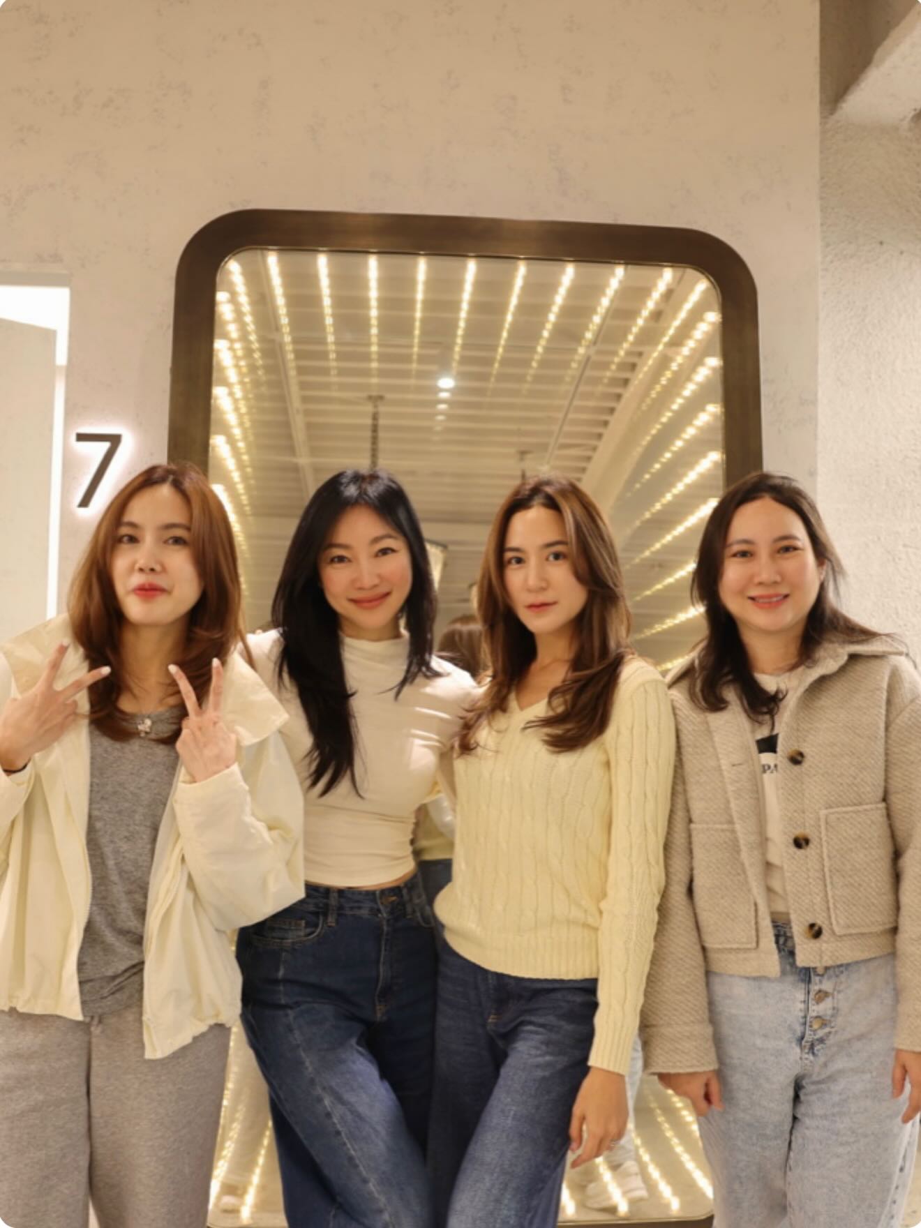 พลอย - ชิดจันทร์ ห่ง