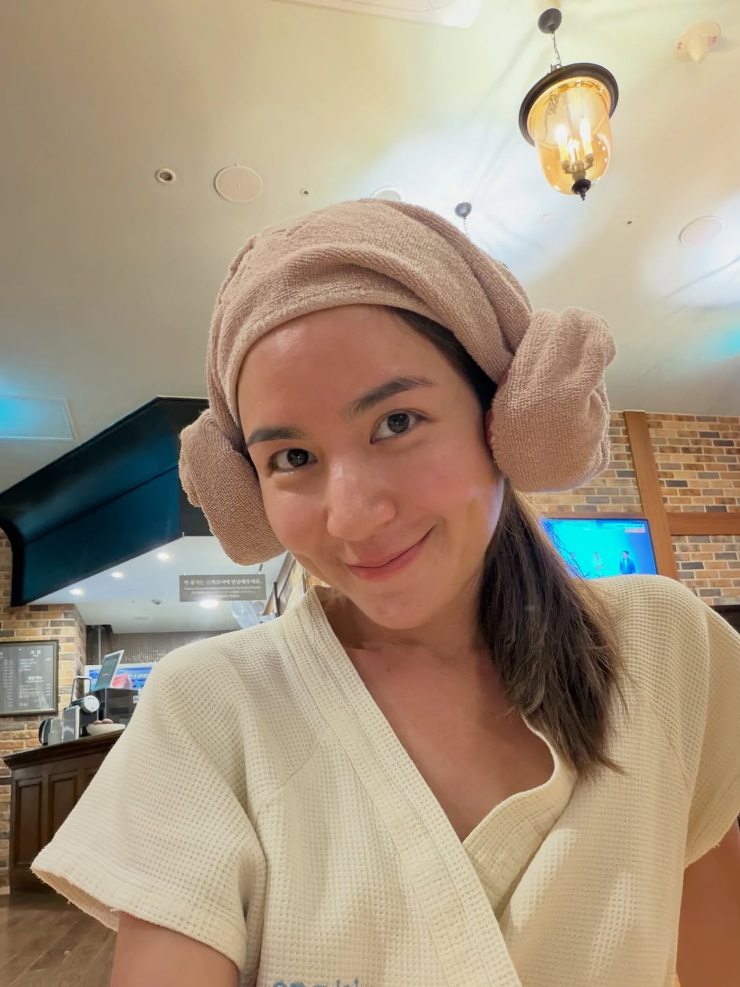 พลอย - ชิดจันทร์ ห่ง