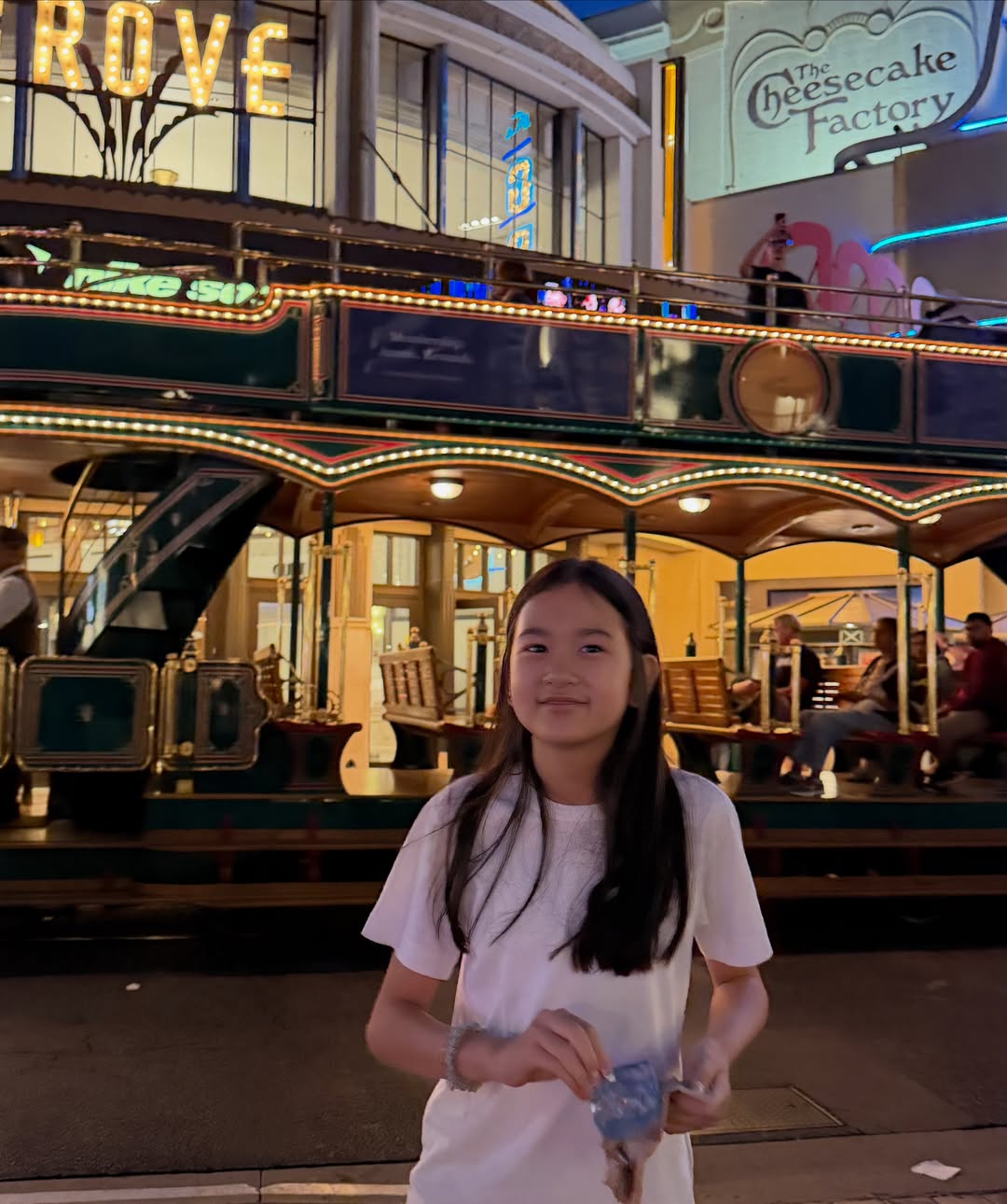 พลอย - ชิดจันทร์ ห่ง
