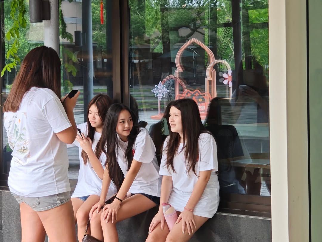 พลอย - ชิดจันทร์ ห่ง